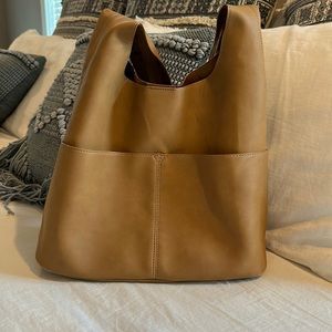 Shoulder bag in very good condition. Fits all your things!